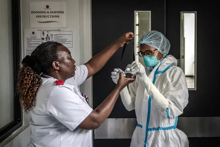 پرسنل پزشکی در حال آماده‌سازی تجهیزات حفاظتی برای مقابله با ویروس ابولا (Ebola)