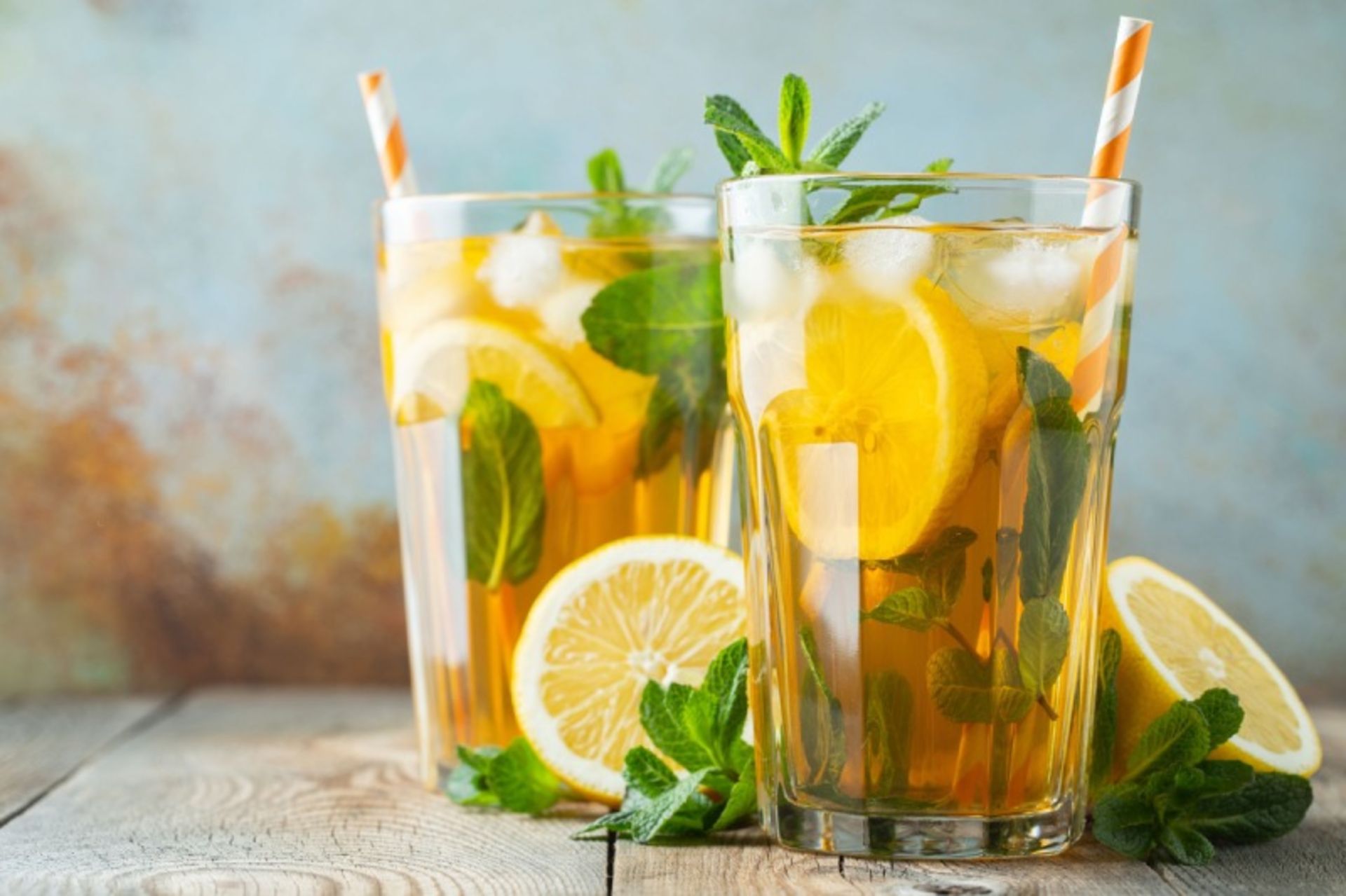 دو لیوان آیس تی با لیمو ترش و برگ نعناع 