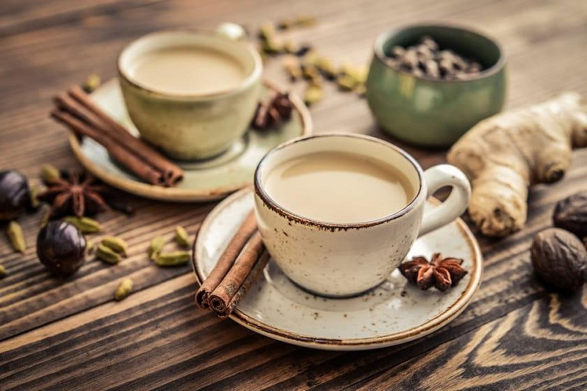 فنجان چای ماسالا در کنار زنجبیل و دارچین