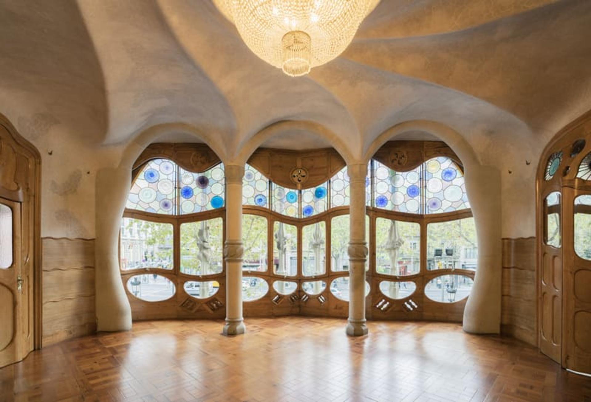 ساختمانی در بارسلونا با معماری آنتونی گائودی