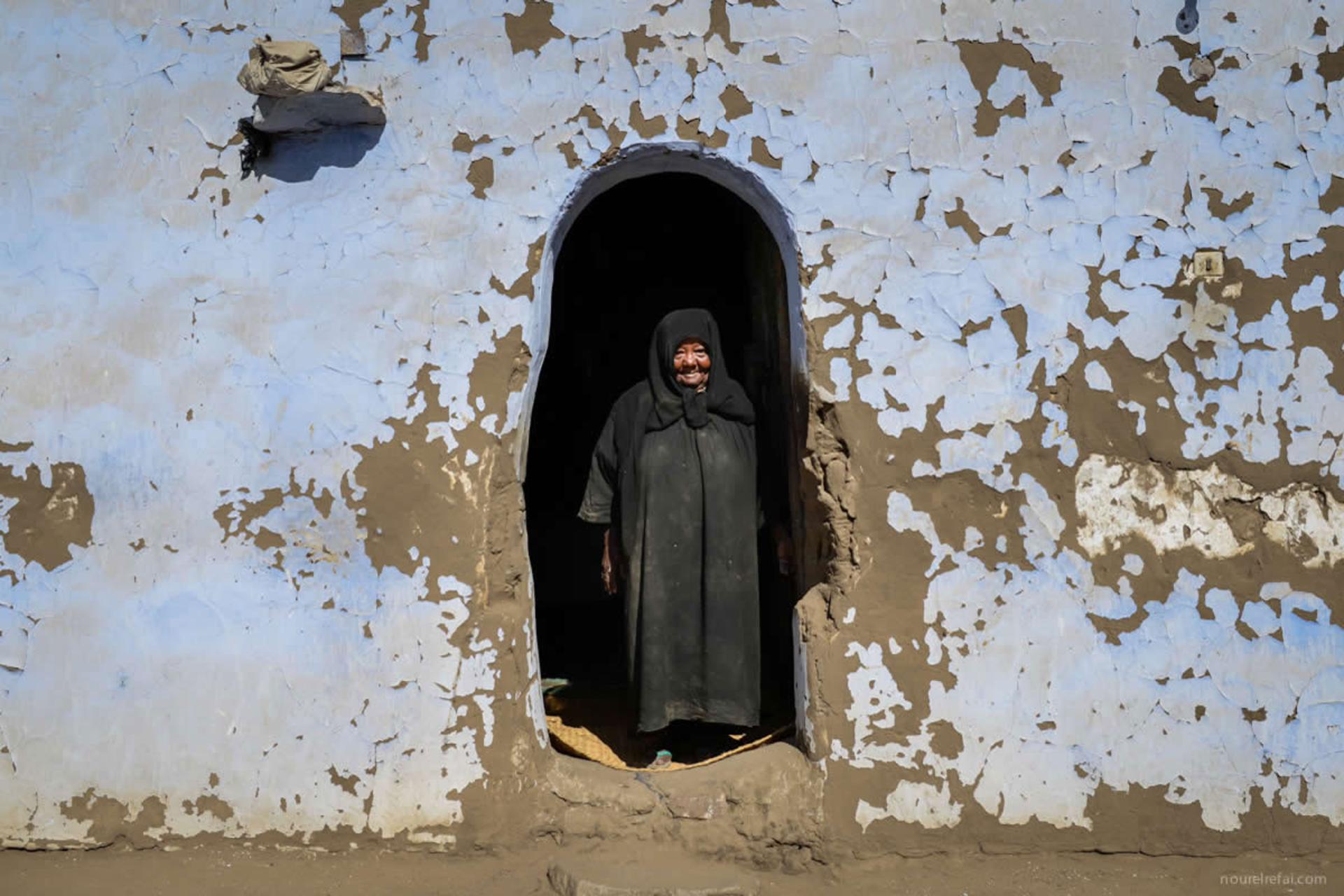 زن مصری در طاق گچی