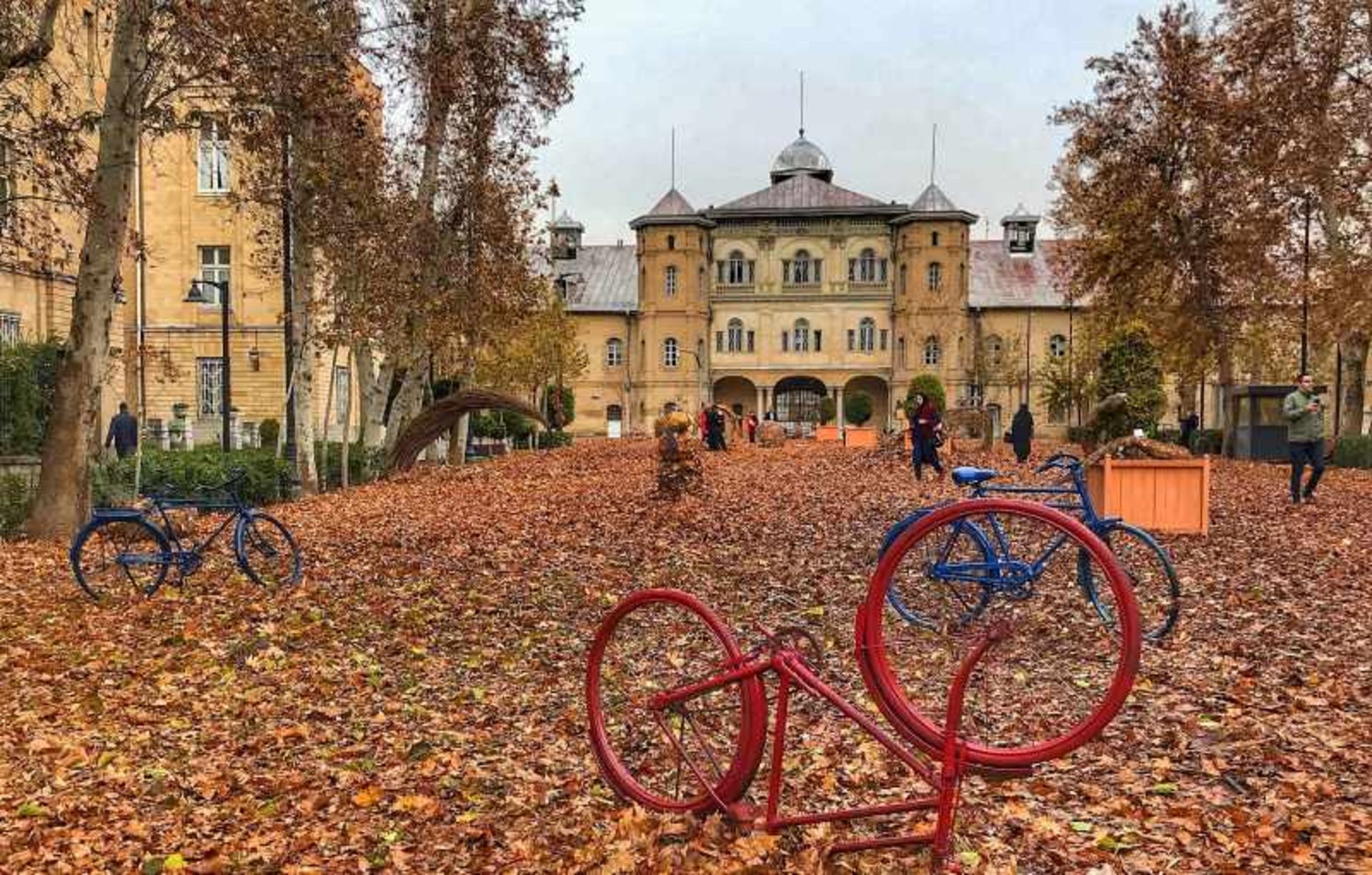 طبیعت پاییزی در میدان مشق تهران