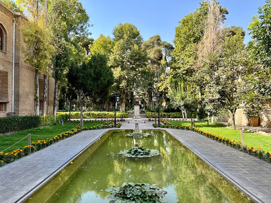 حوض آب و باغچه های گلکاری شده باغ نگارستان