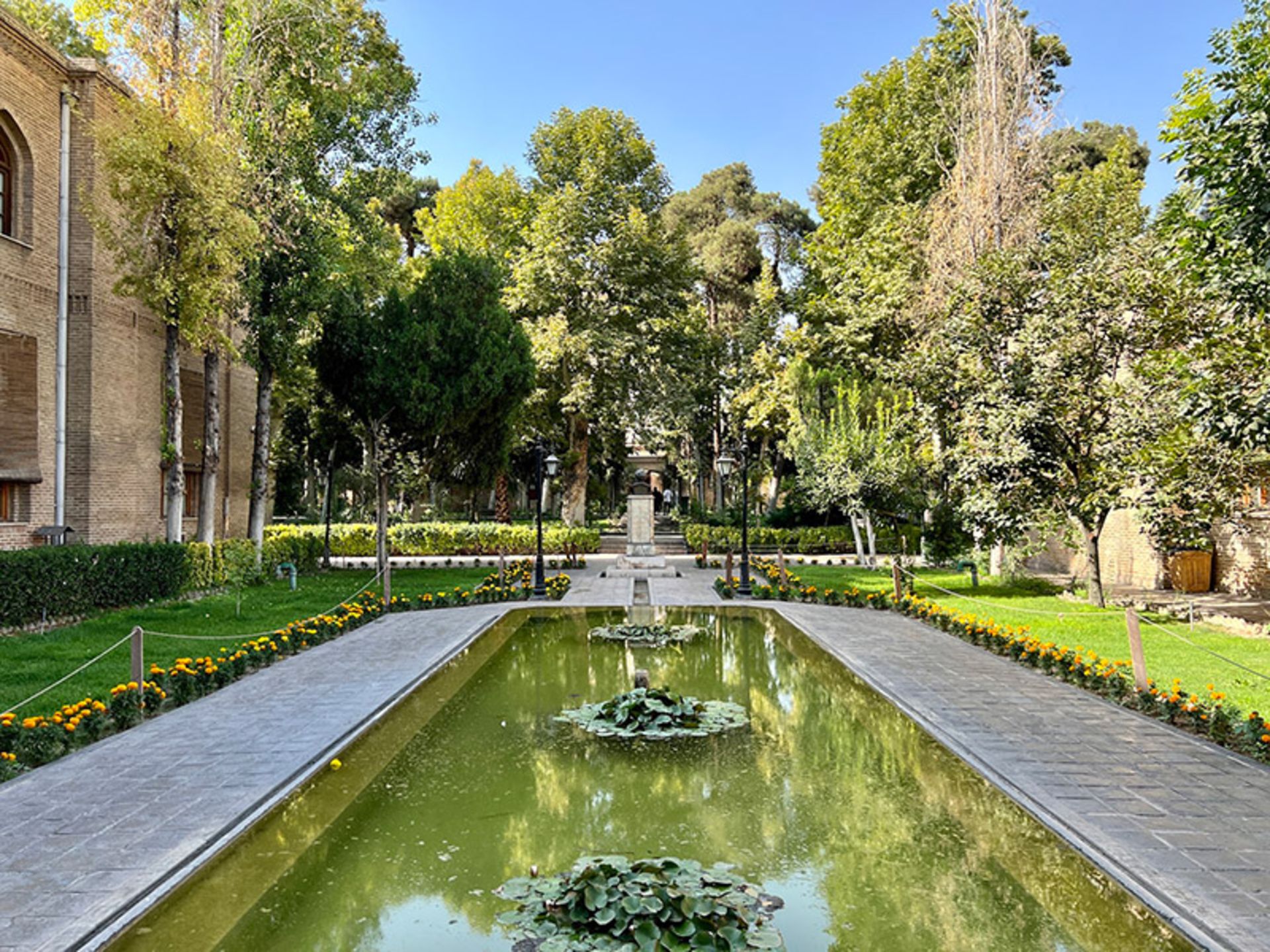 حوض آب و باغچه های گلکاری شده باغ نگارستان