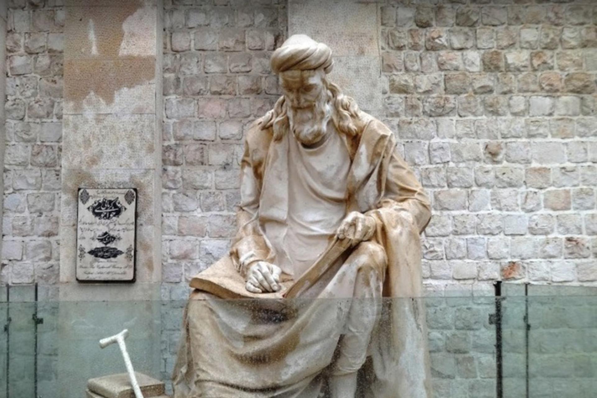 مجسمه خواجو در آرامگاه خواجوی کرمانی