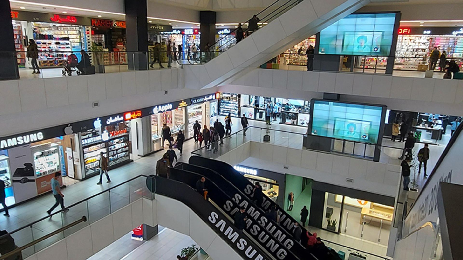 مراجعه کنندگان در طبقات مختلف پاساژ چارسو