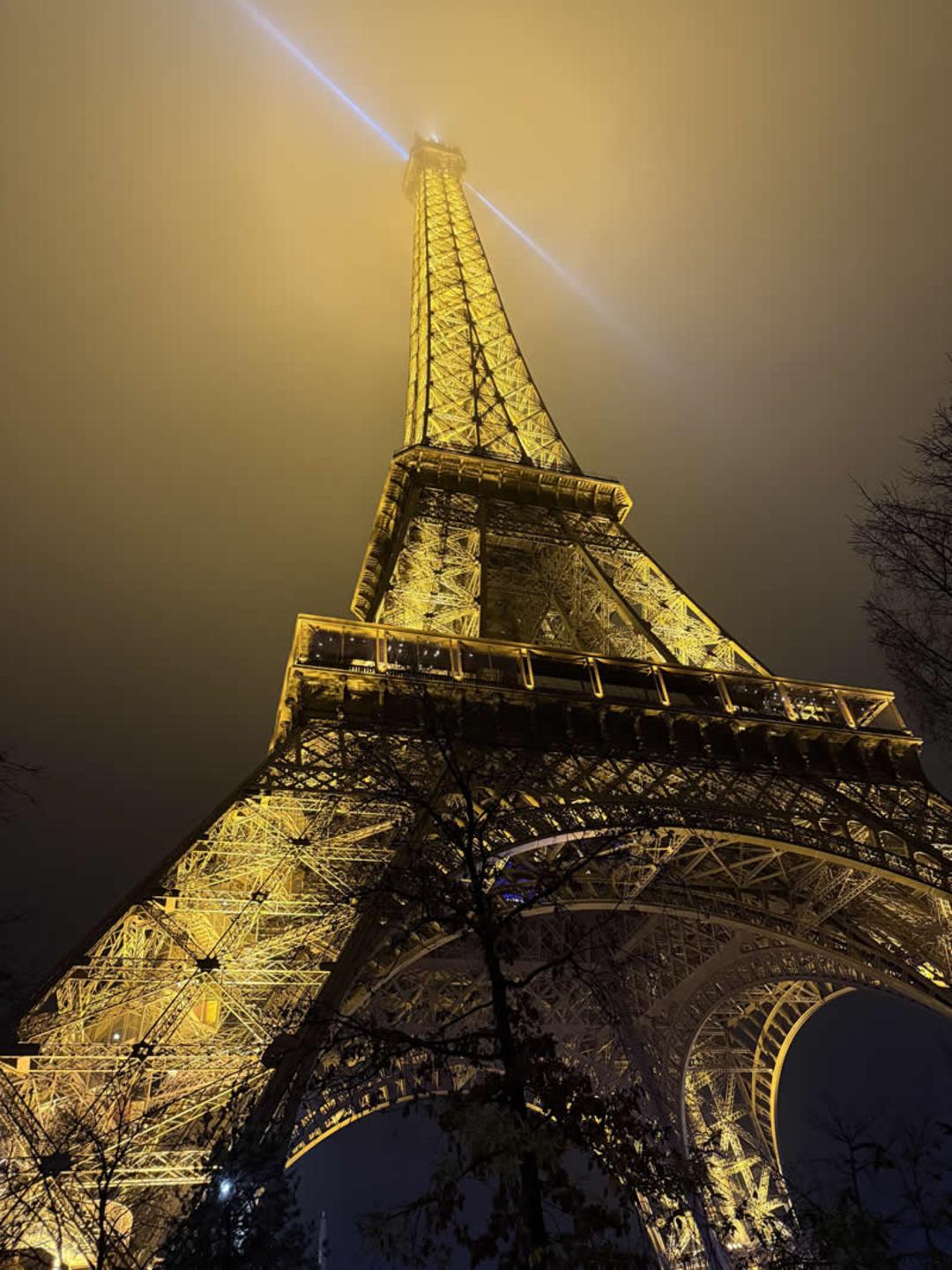 برج ایفل (Eiffel Tower) با نورپردازی زرد در شب