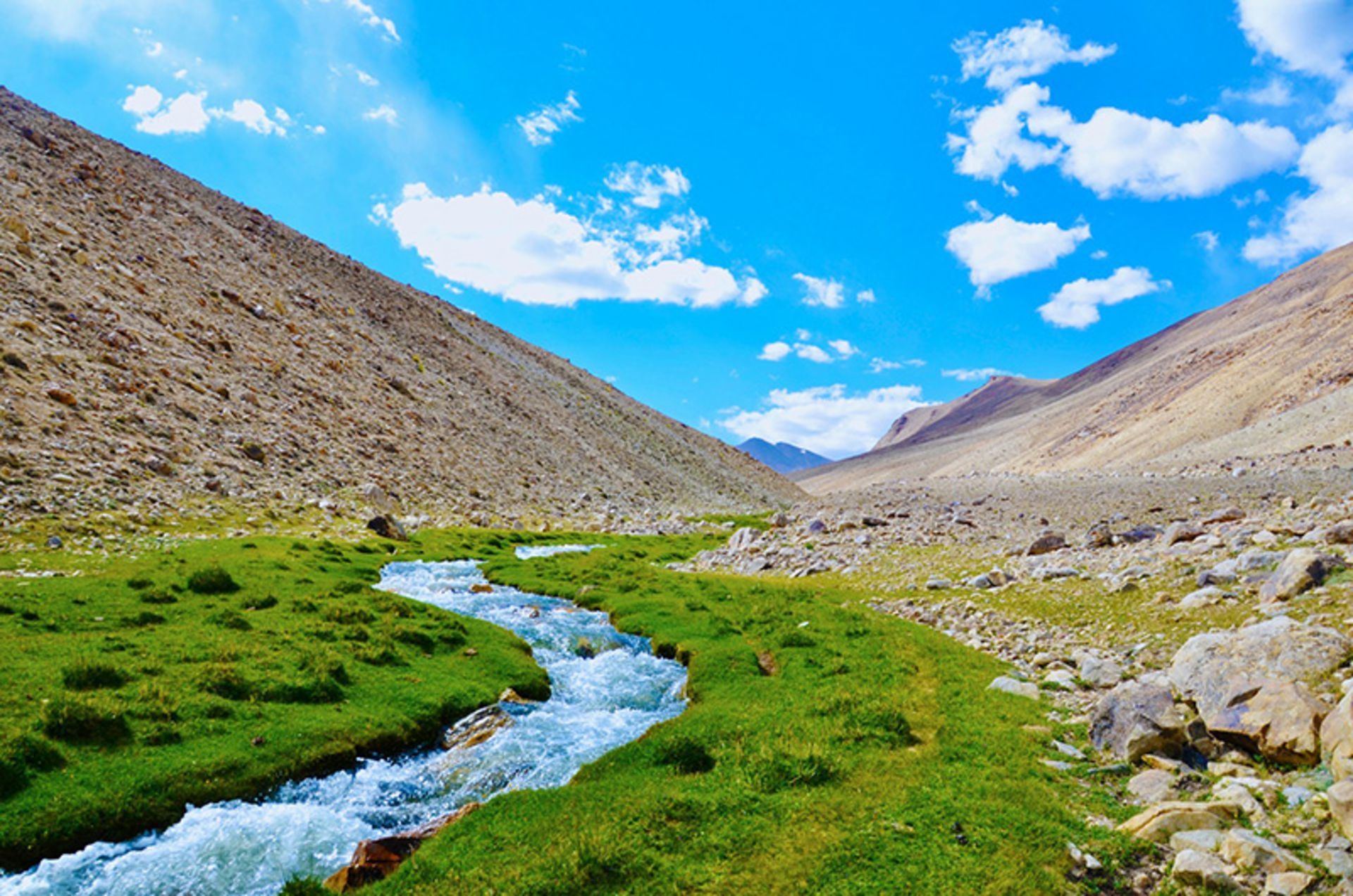 رودخانه در میان کوهستان های تاجیکستان