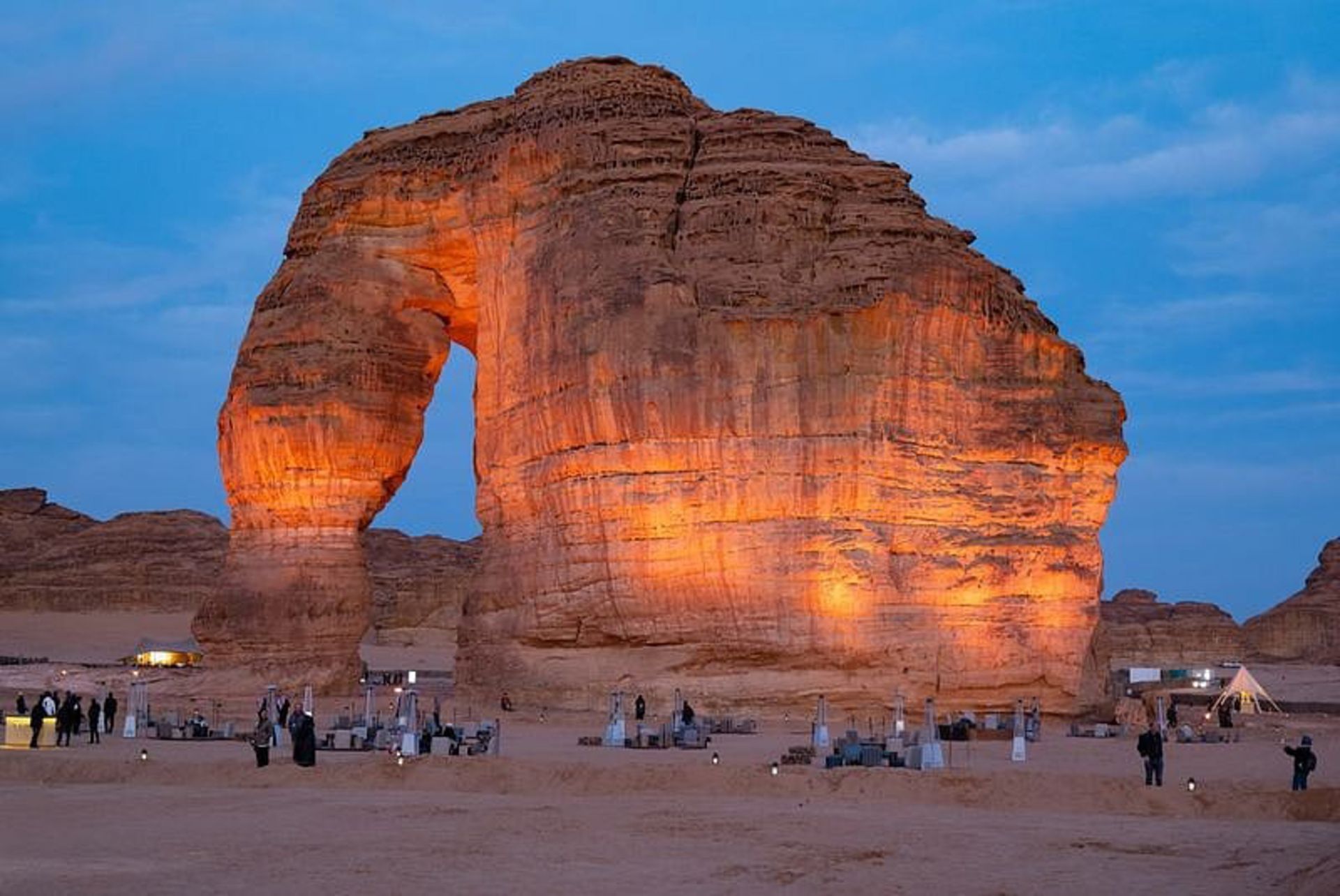گردشگران در اطراف صخره ای به شکل فیل در عربستان