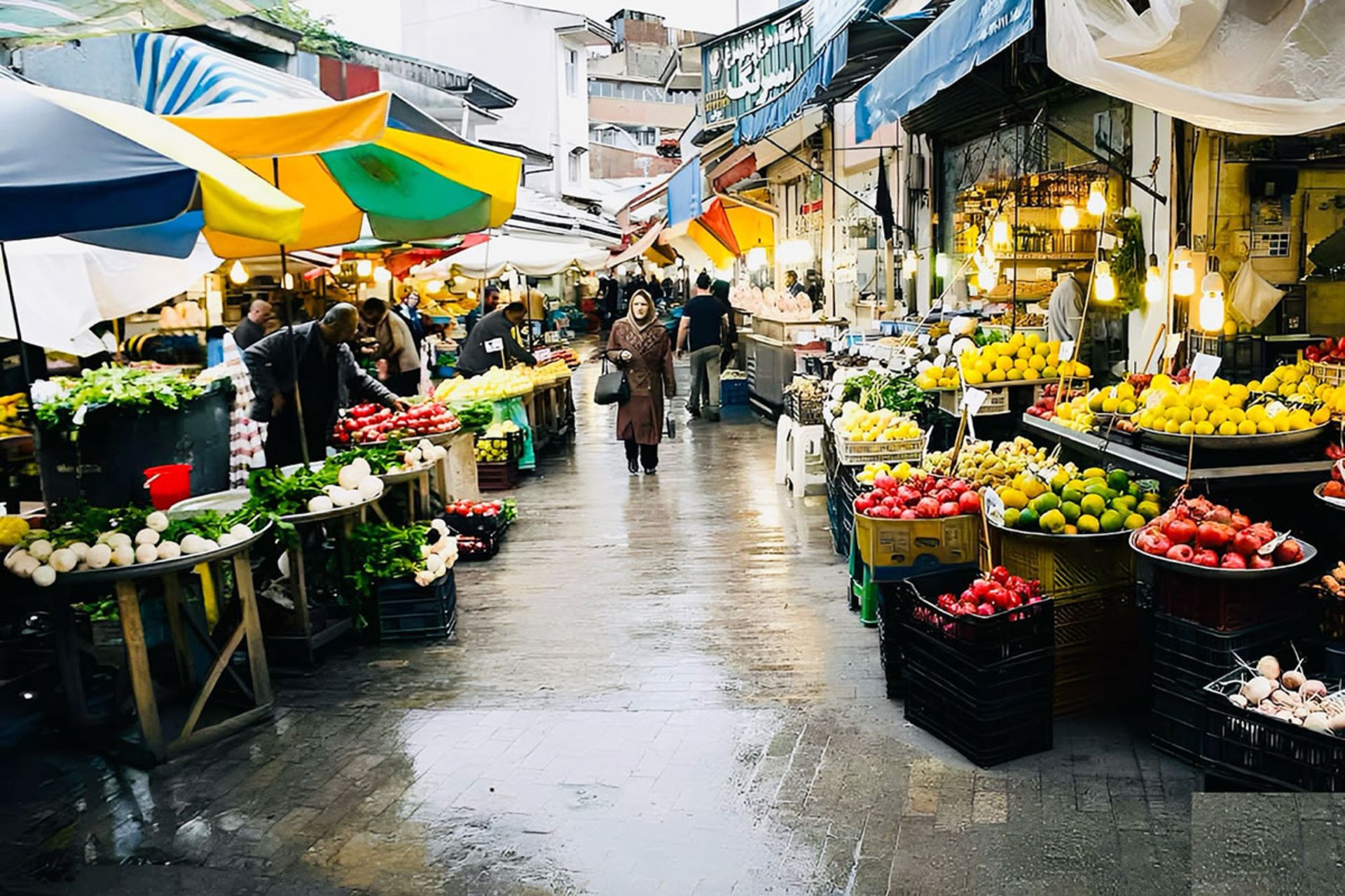 دستفروش های محلی در بازار بزرگ رشت‌