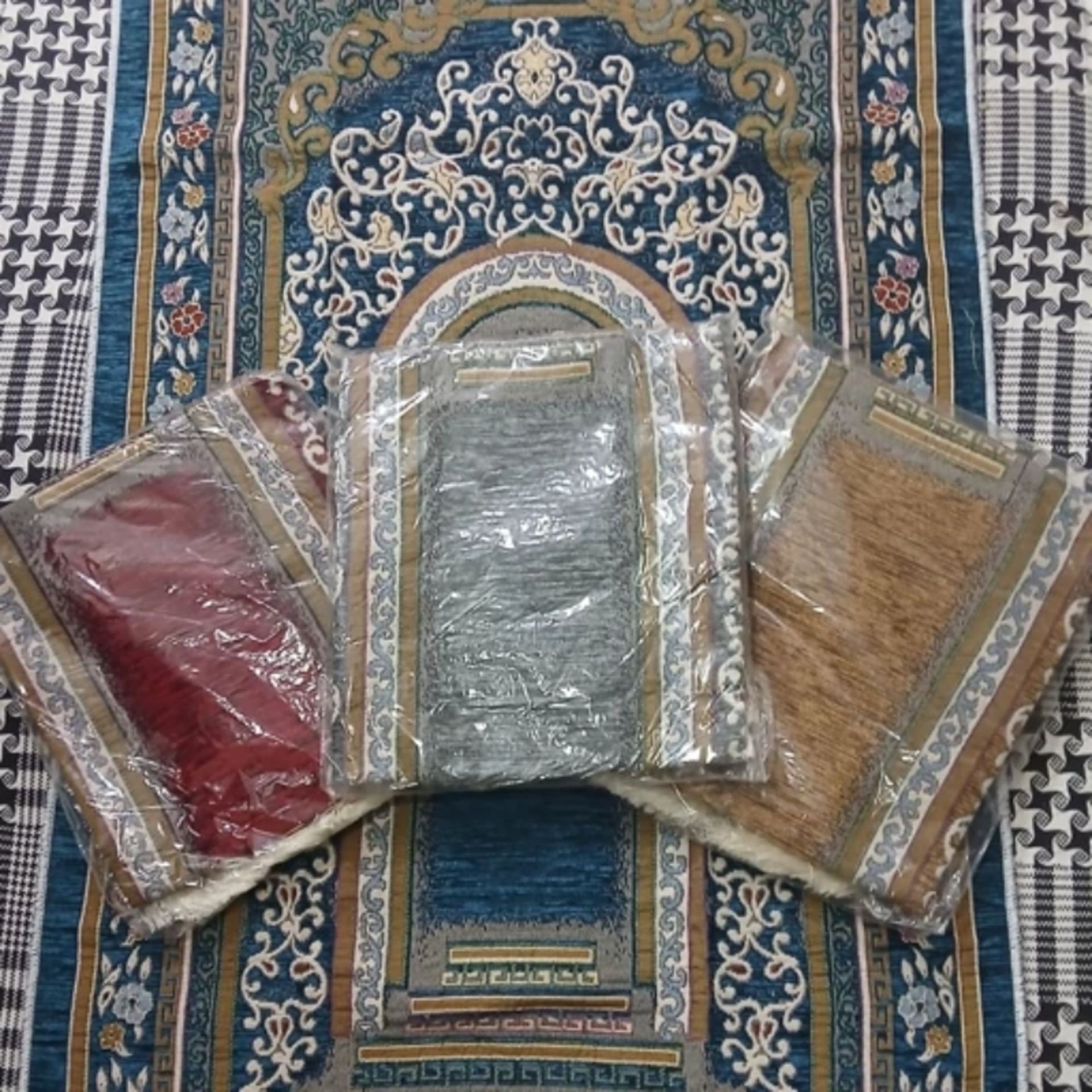 سجاده ابریشمی مهاباد در رنگبندی مختلف