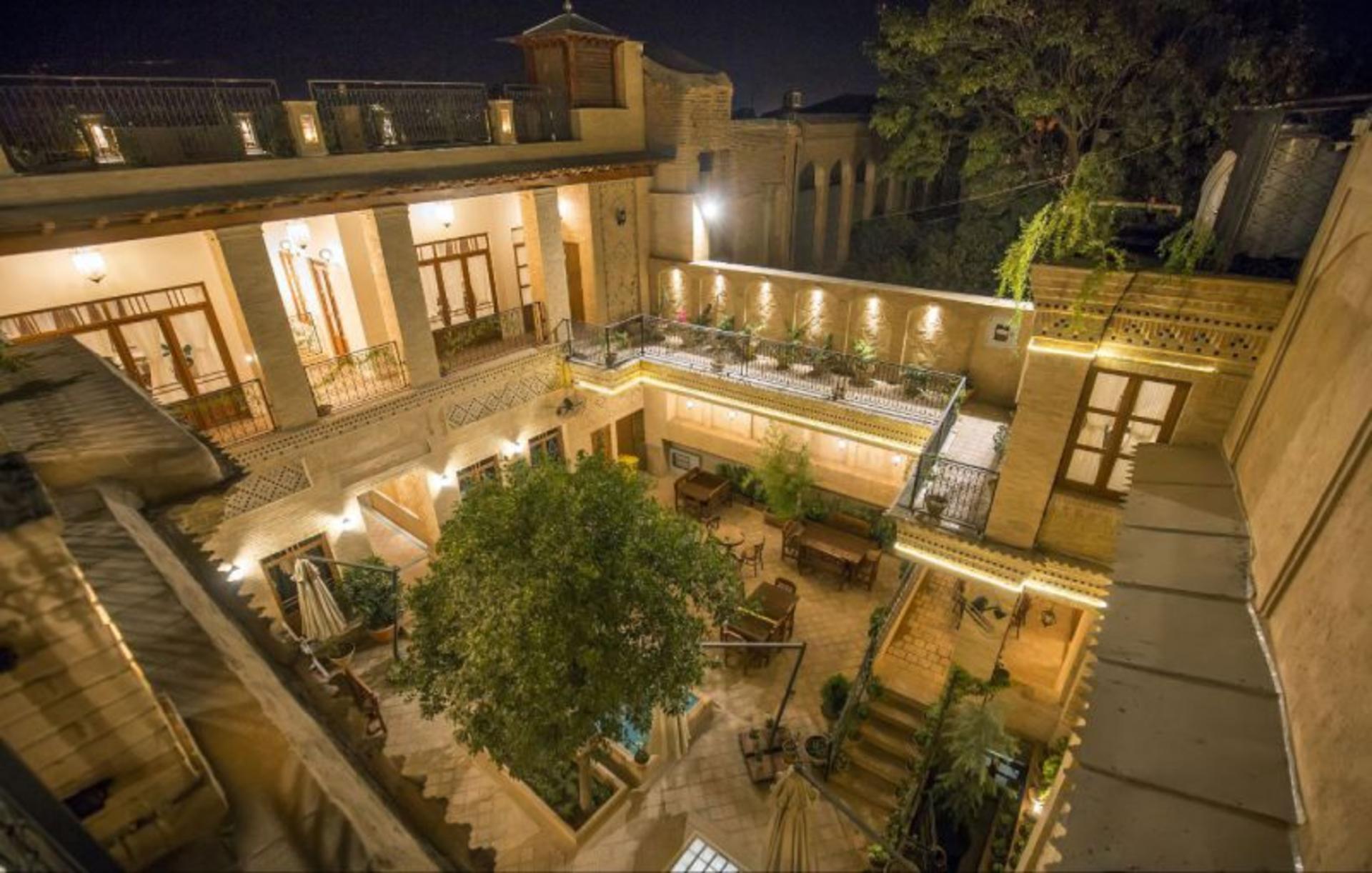 حیاط کافه رستوران عمارت گلبهاری شیراز