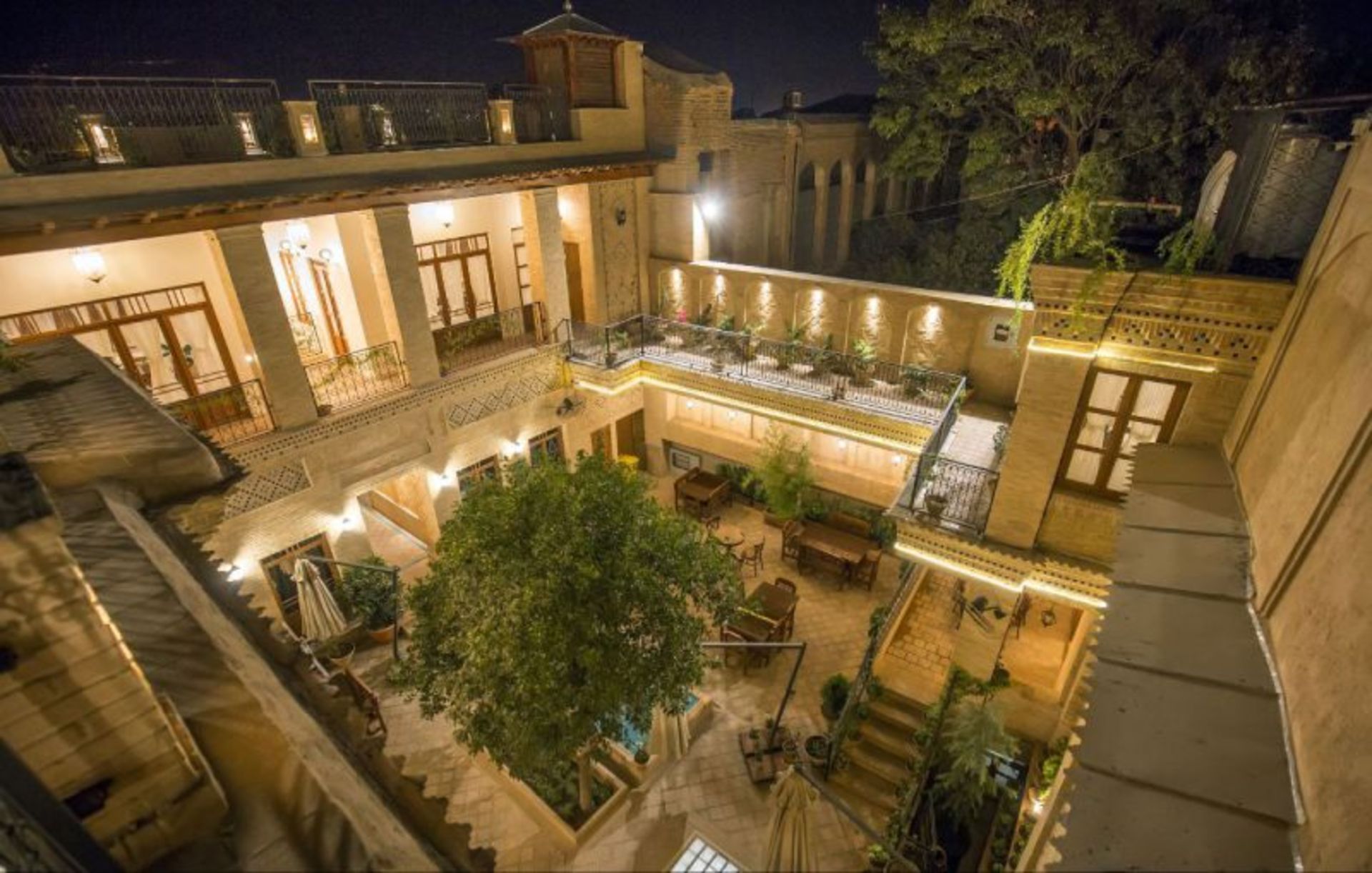 حیاط کافه رستوران عمارت گلبهاری شیراز