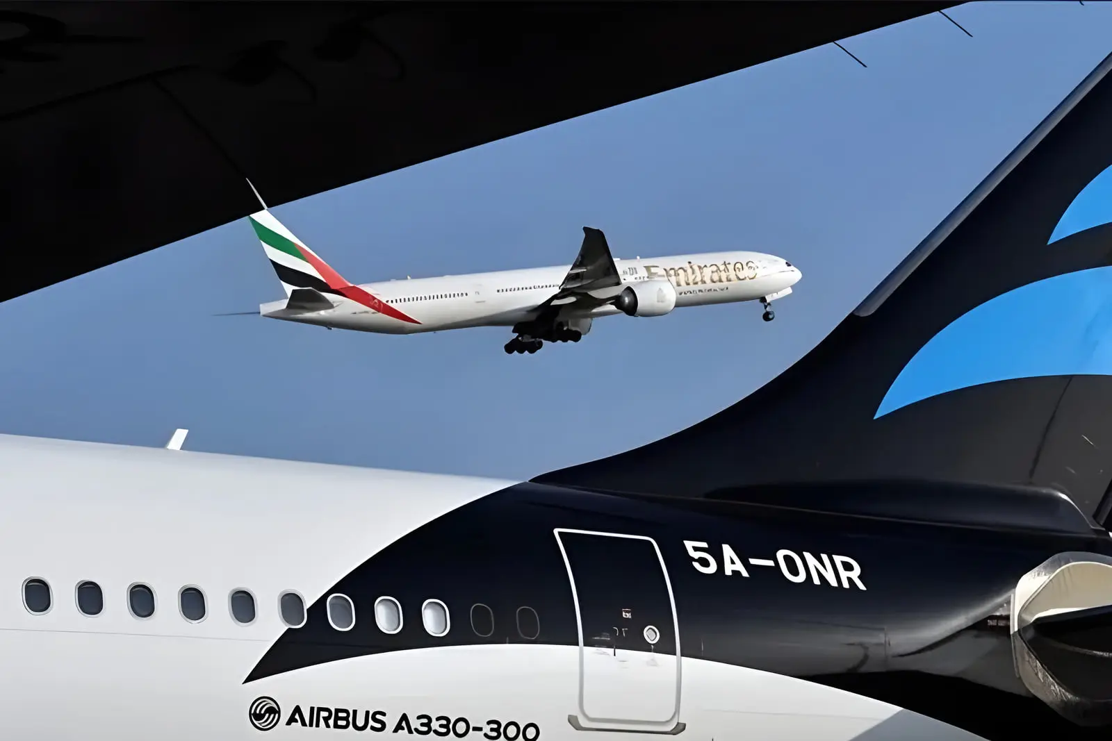 هواپیمای امارات (Emirates) در حال پرواز در آسمان آبی