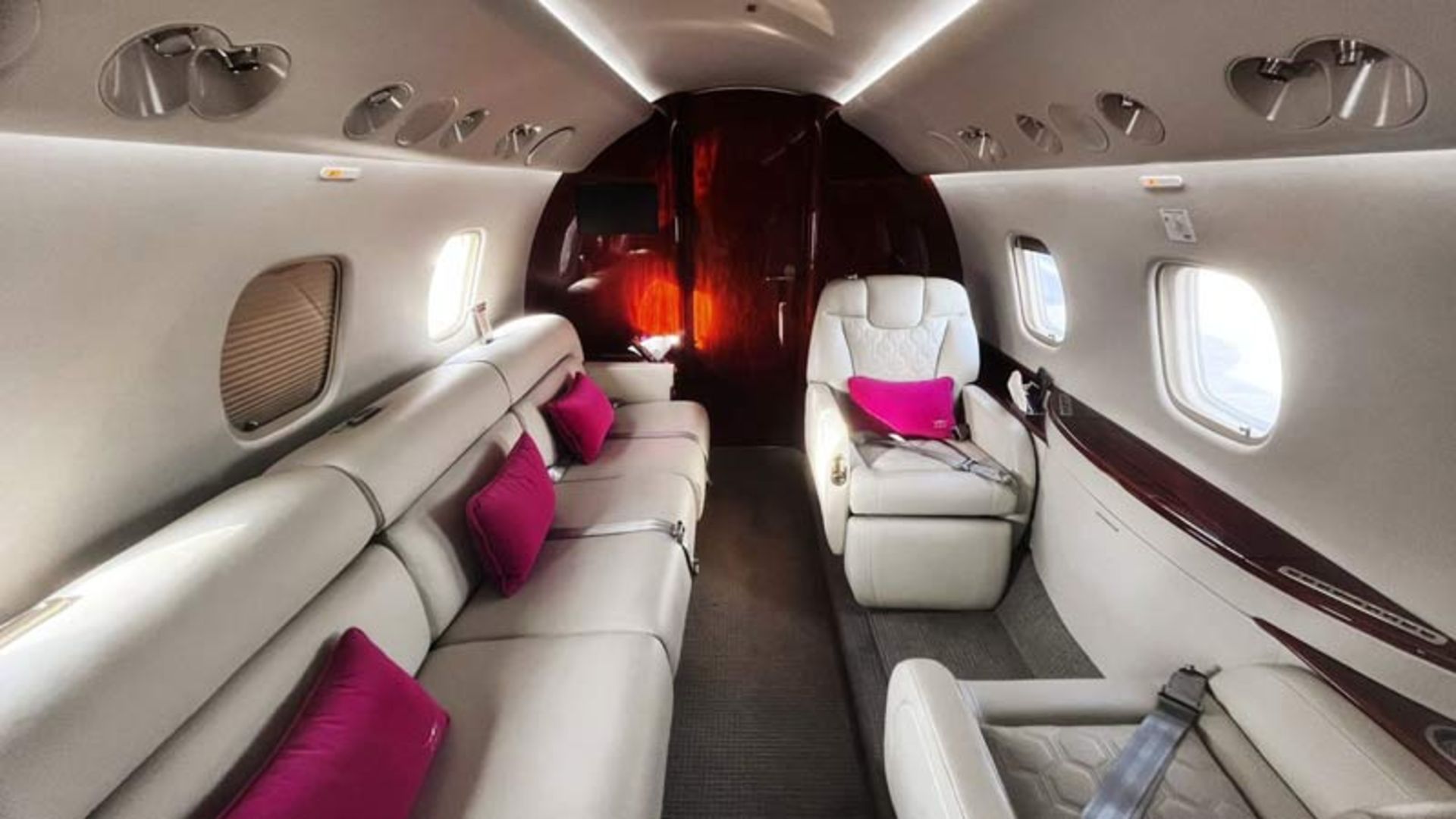 فضای داخلی یک جت شخصی مجهز به کاناپه‌ای طولانی 