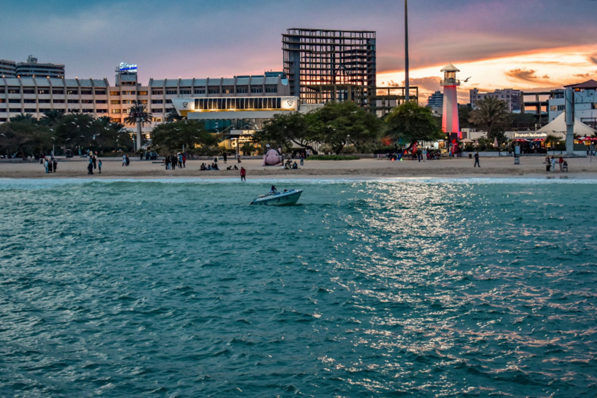 تفریح گردشگران در ساحل جزیره کیش