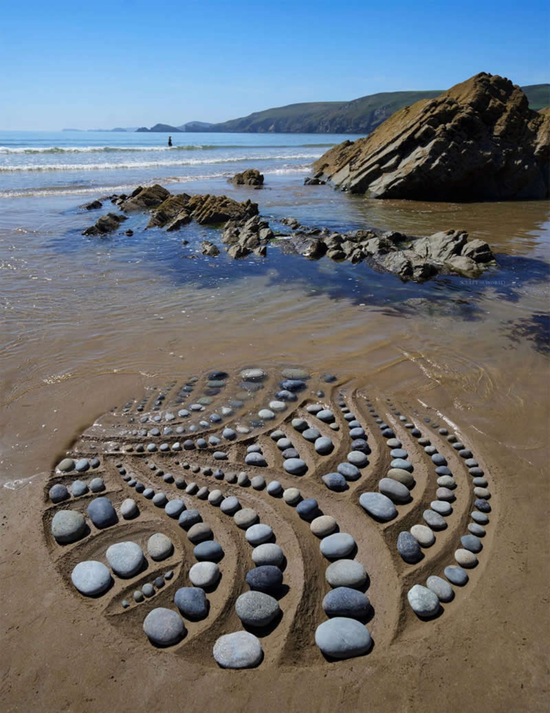 ردیفی از سنگ‌ها که به صورت موازی و به شکل دایره در ساحل