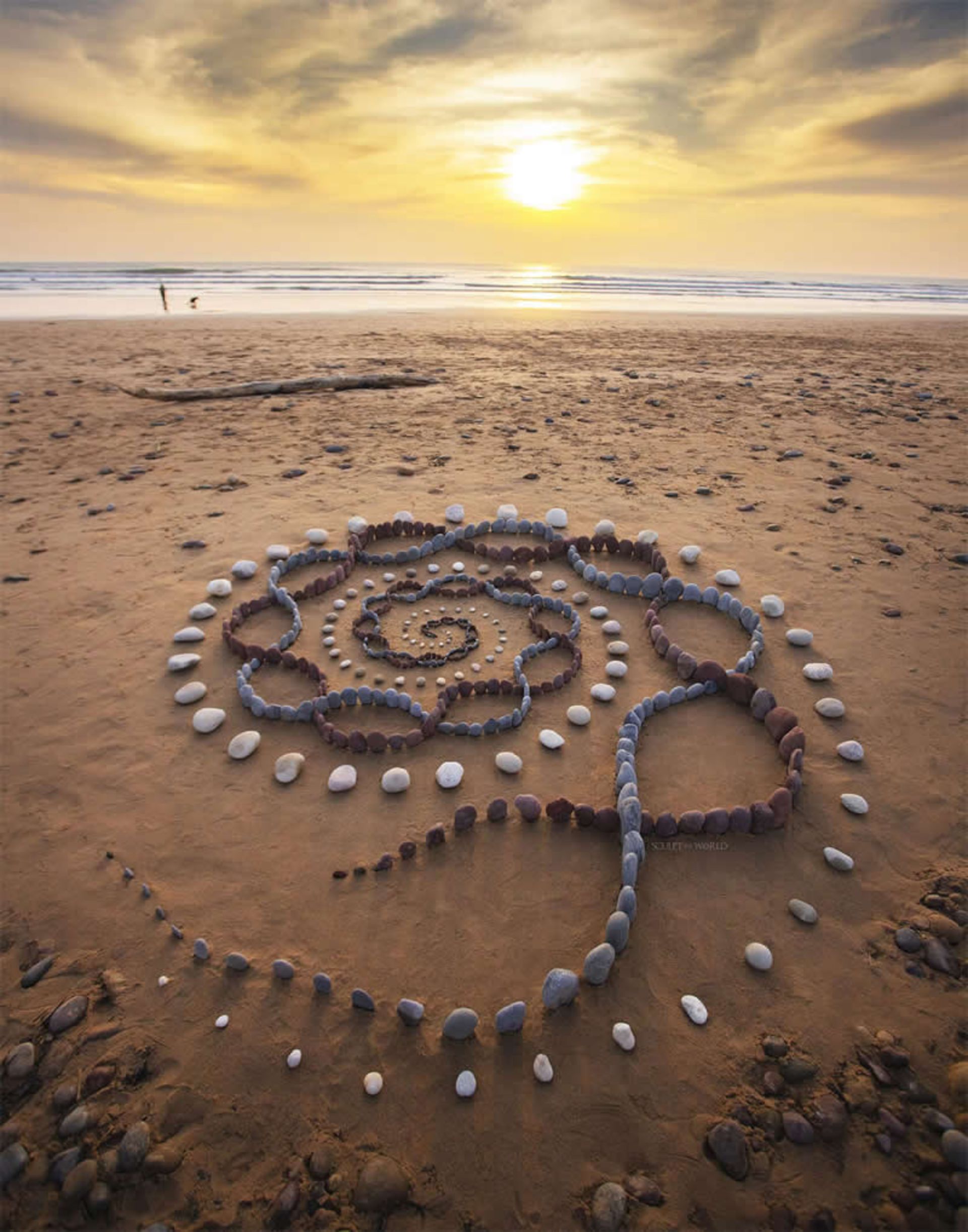 الگوی هنری سنگ چین در غروب ساحل