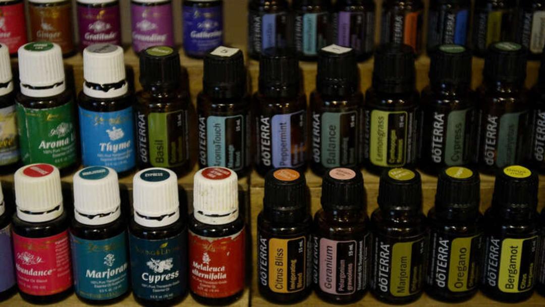 بطری‌های روغن‌های اسانسی (Essential Oils) برند دوته‌را (doTERRA) در کنار هم
