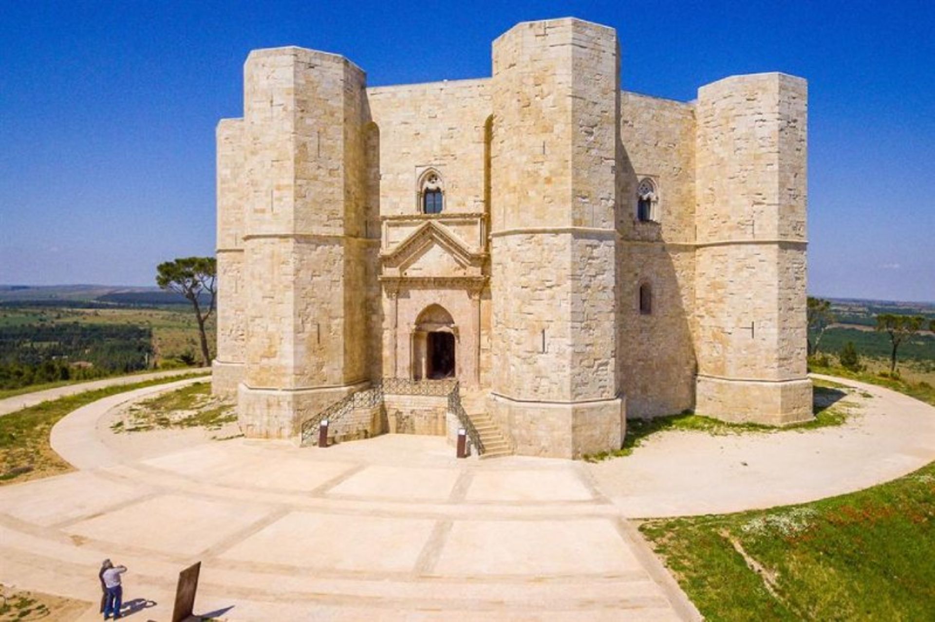 نمای بیرونی قلعه دل مونته در ایتالیا