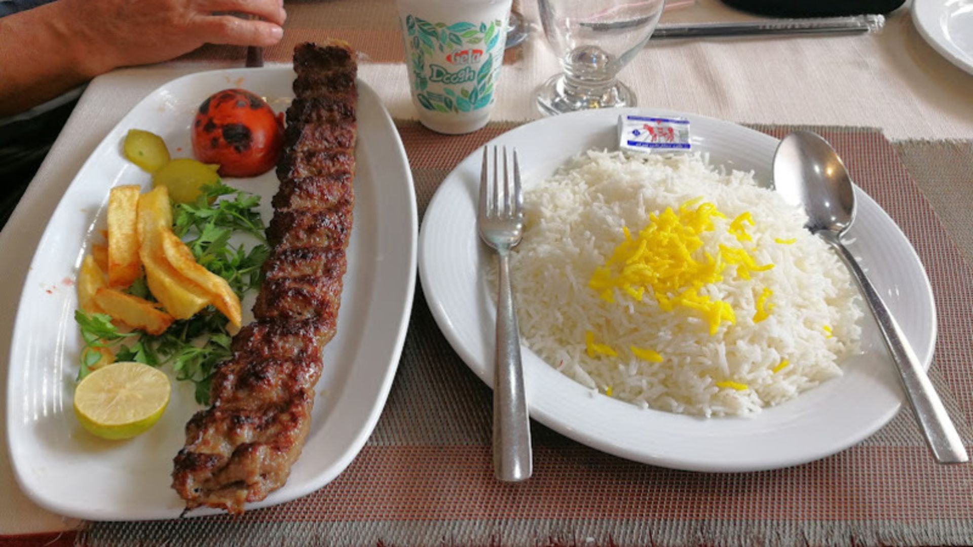 چلو کباب کوبیده در رستوران یاس میزبان