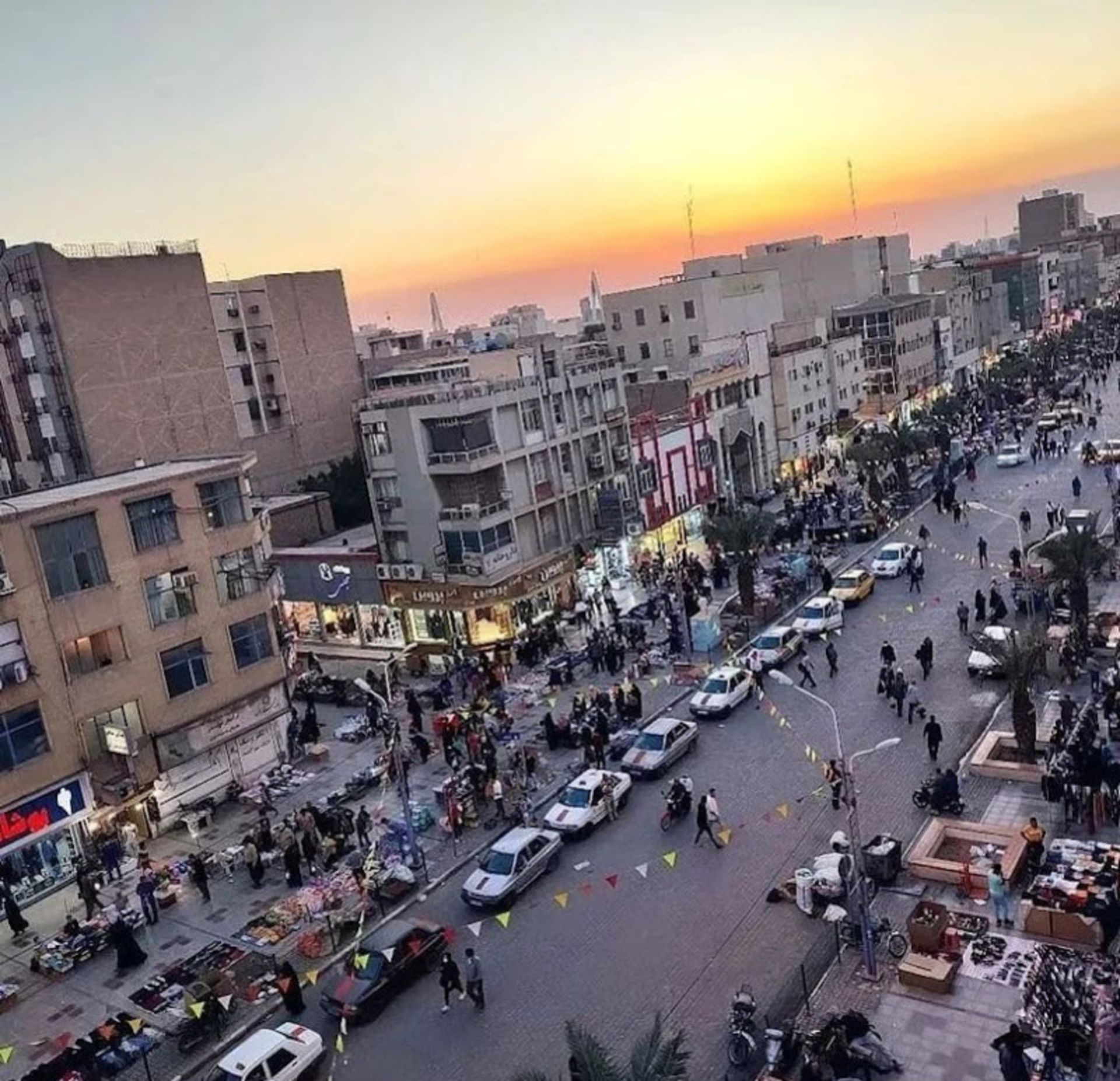 خیابان نادری اهواز مملو از جمعیت هنگام غروب 