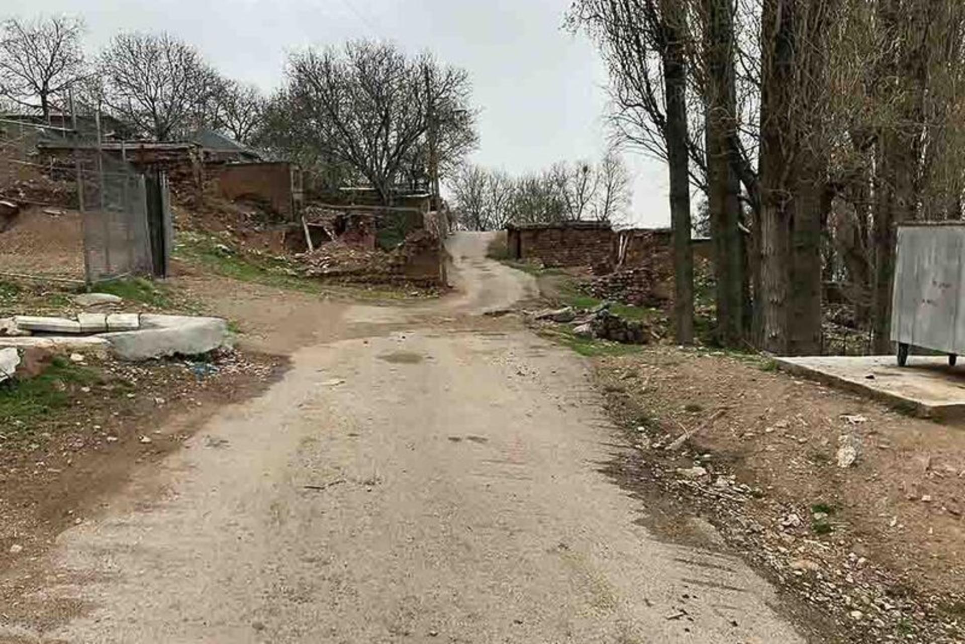 جاده خاکی در روستای خسروان