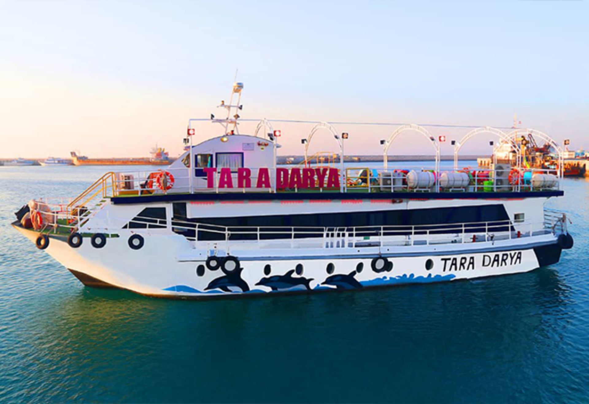 کشتی تفریحی تارا روی آب های خلیج فارس