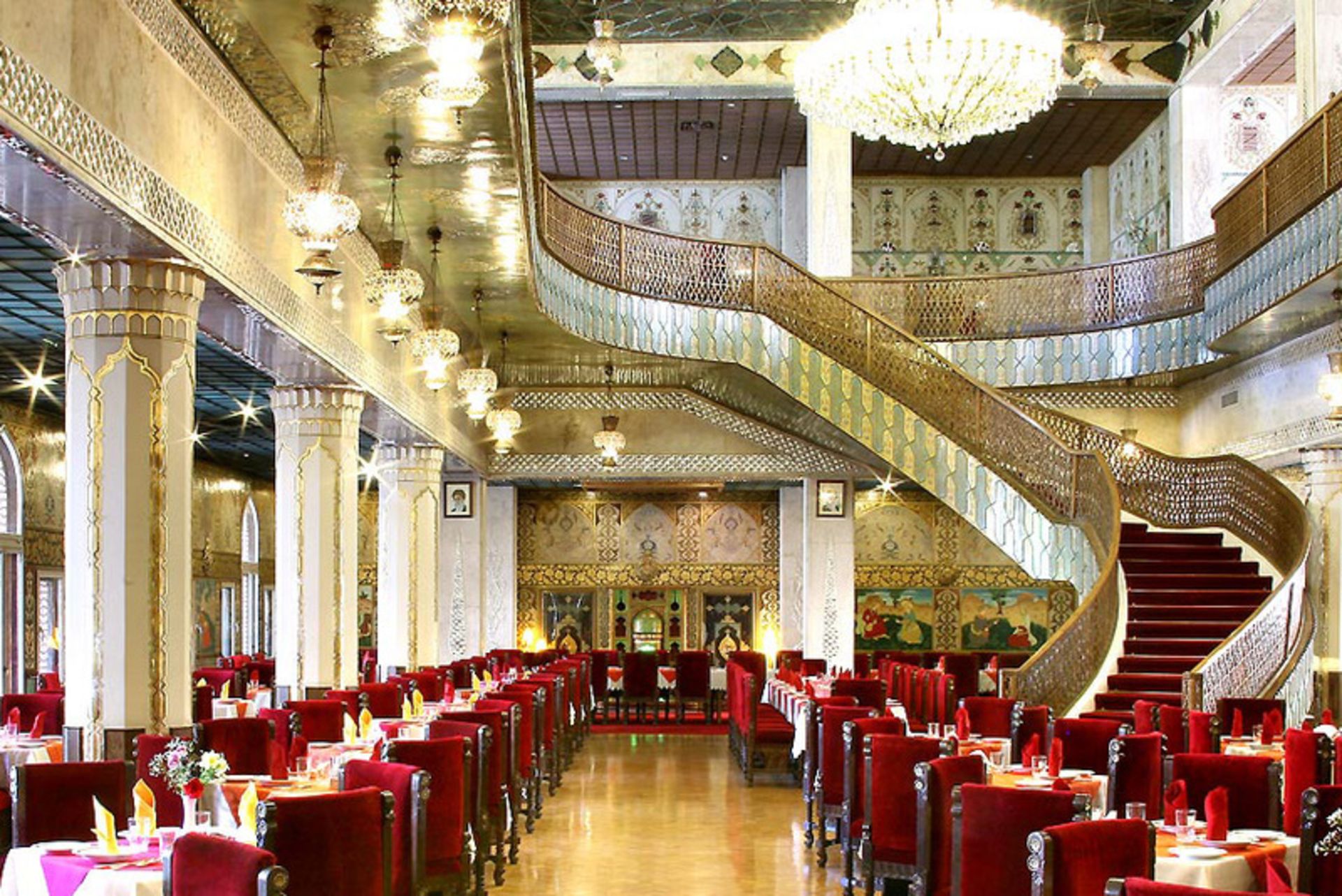 رستوران چهلستون هتل عباسی با صندلی های قرمز رنگ