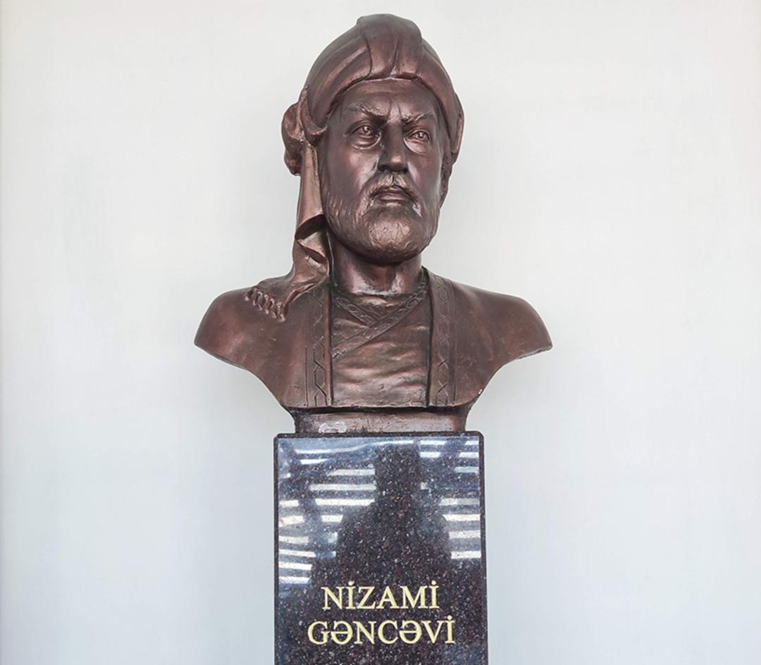 سردیس نظامی گنجوی در موزه گنجه