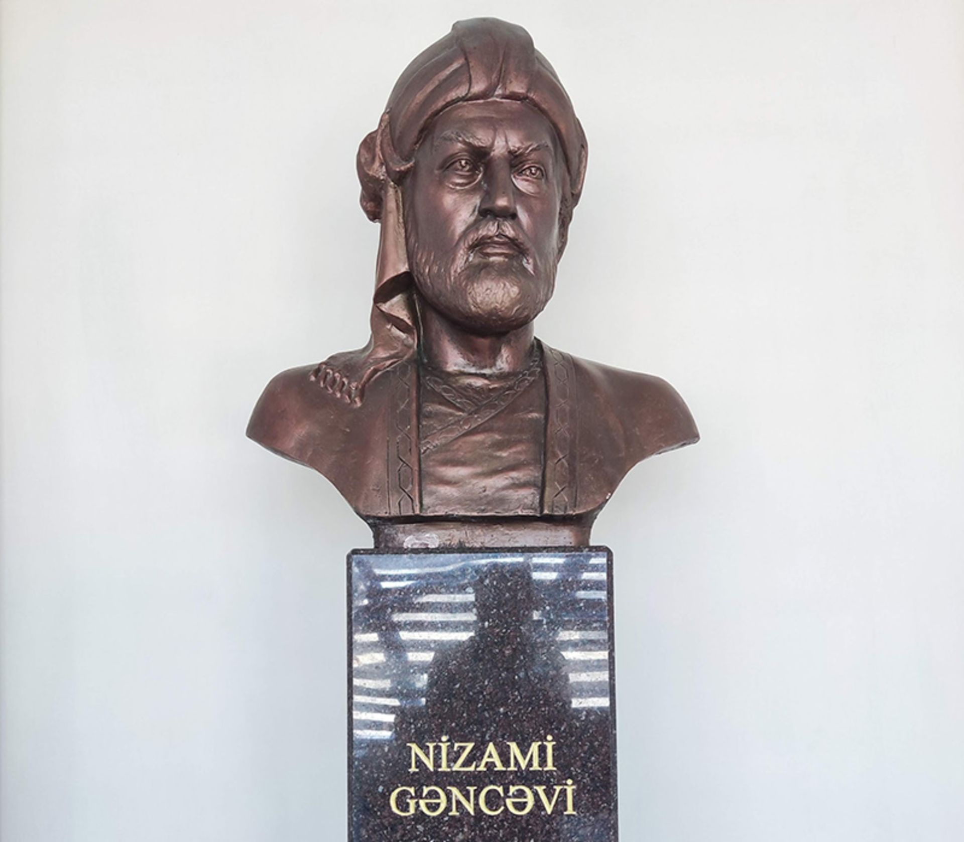 سردیس نظامی گنجوی در موزه گنجه