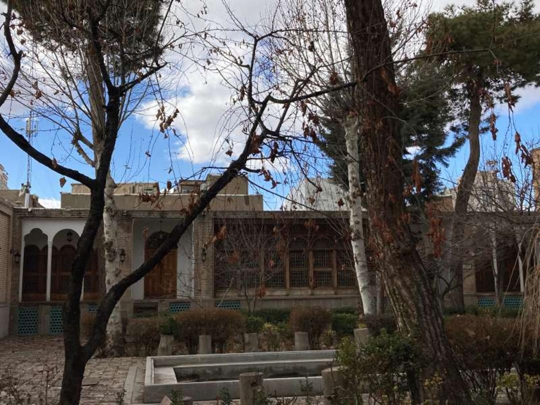 حیاط خانه امینی های قزوین در پاییز