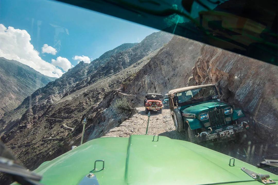 جاده باریک با چند ماشین باری