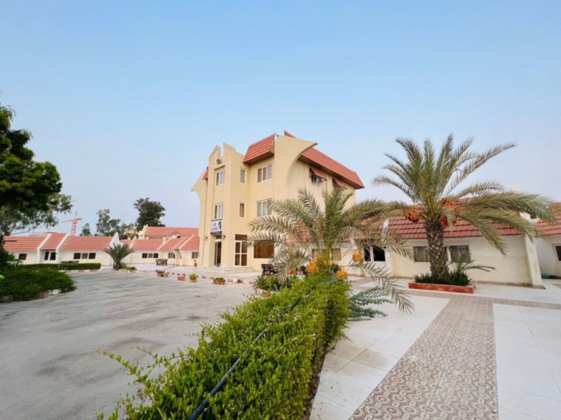 محوطه و نمای بیرونی ساختمان هتل دو ستاره فانوس کیش