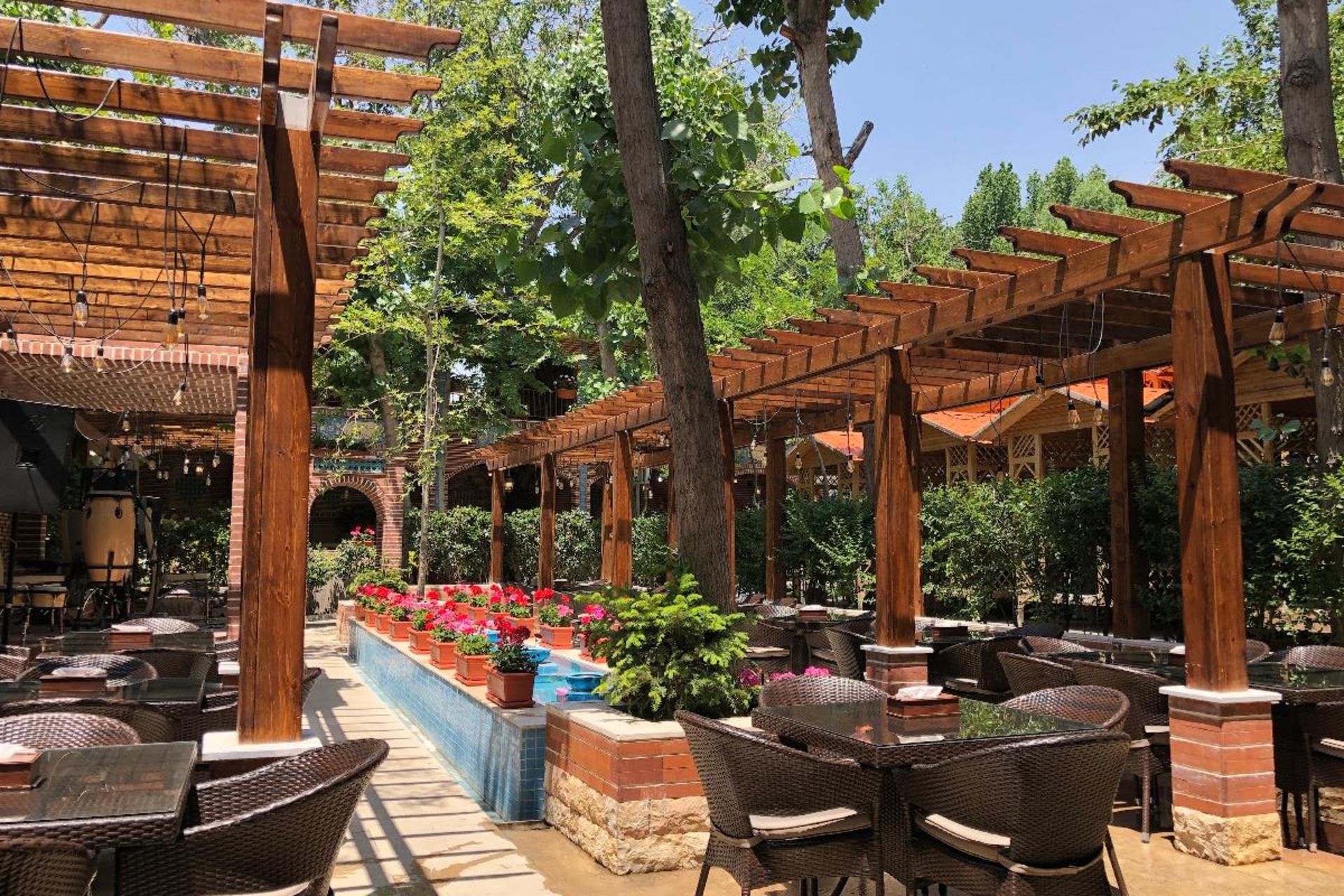 فضای باز رستوران قائم فرحزاد