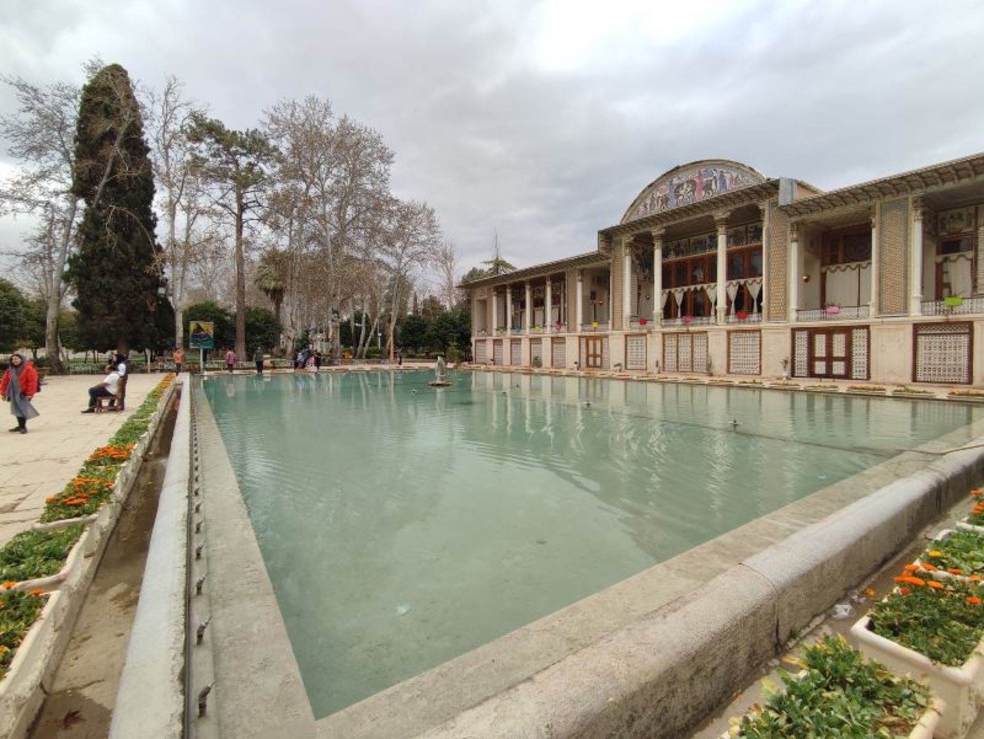 عمارت و طبیعت پاییزی باغ نارنجستان قوام شیراز