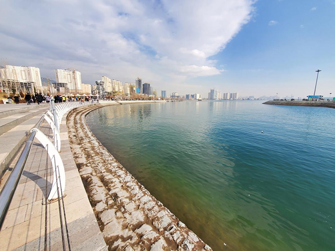 دریاچه چیتگر در حاشیه شهرک مسکونی