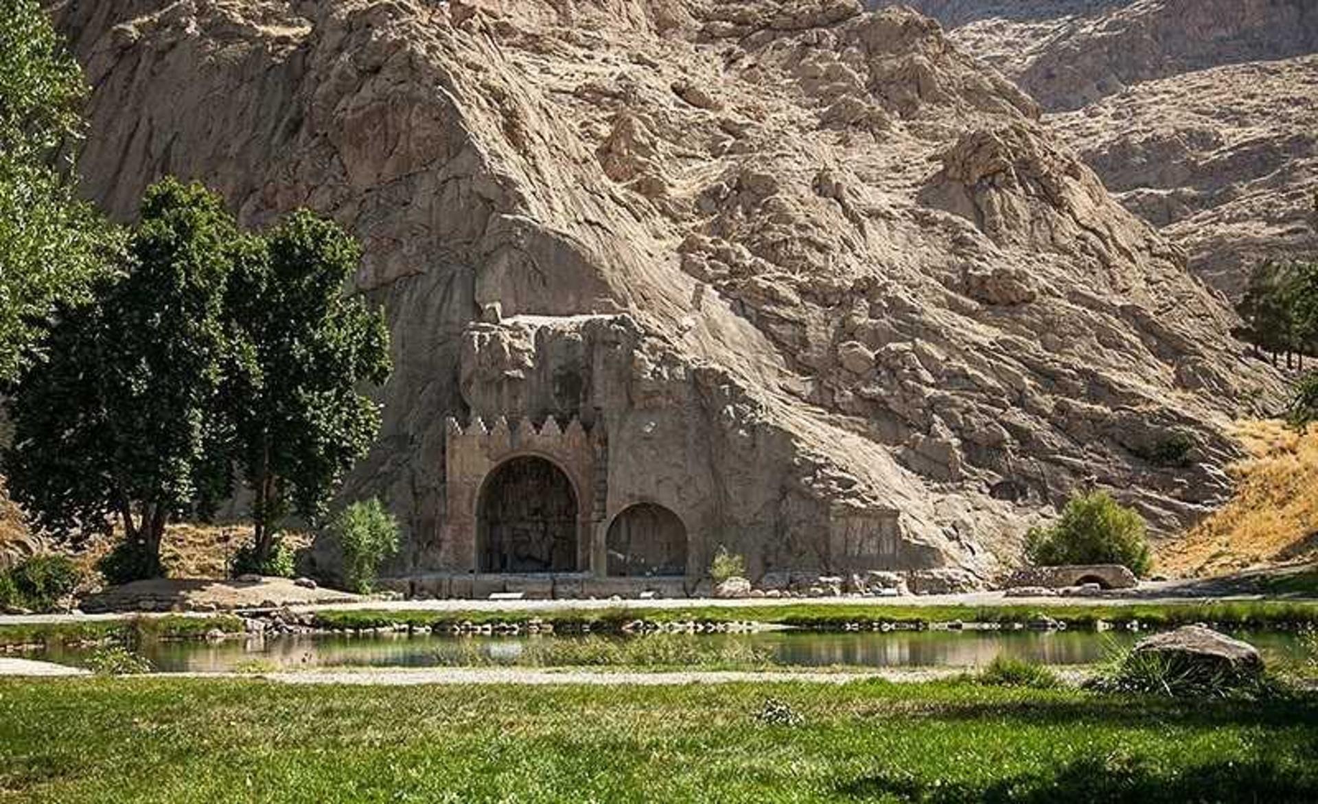 طاق بستان و دریاچه جلوی آن
