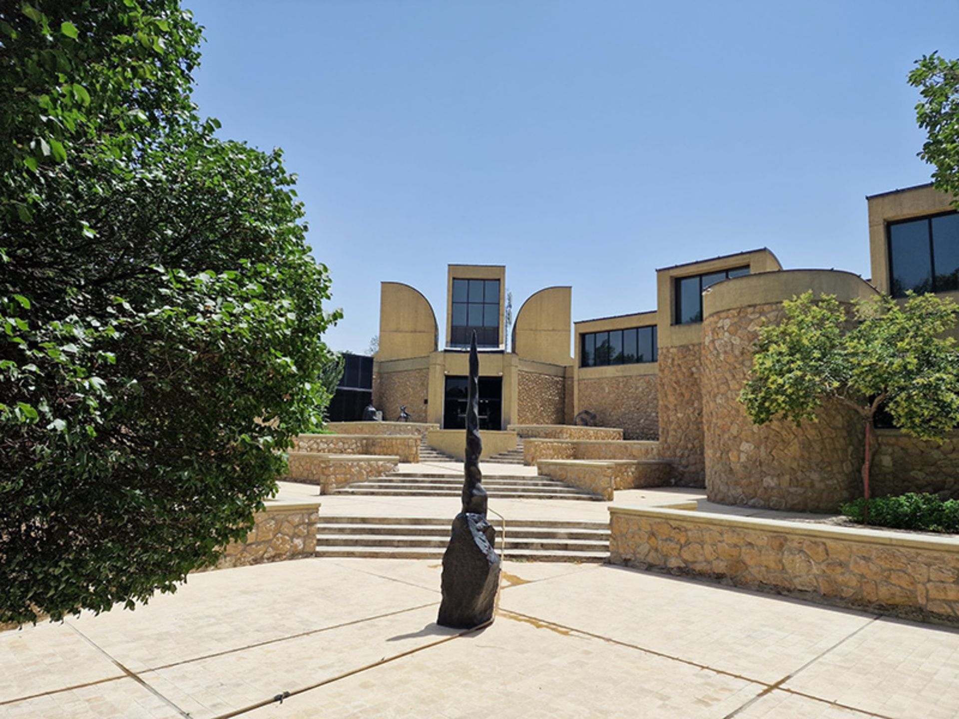 پله ها و فضای مقابل ورودی موزه هنرهای معاصر تهران