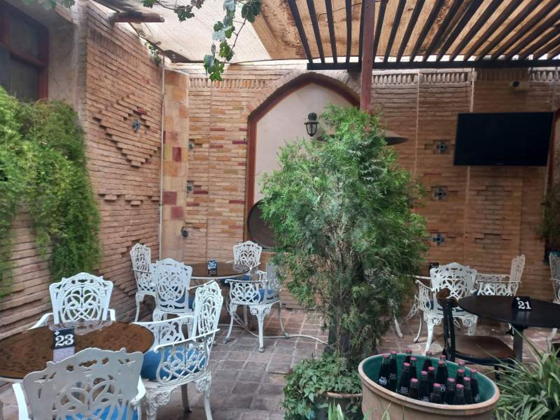 فضای باز کافه رستوران باغ همایون اصفهان