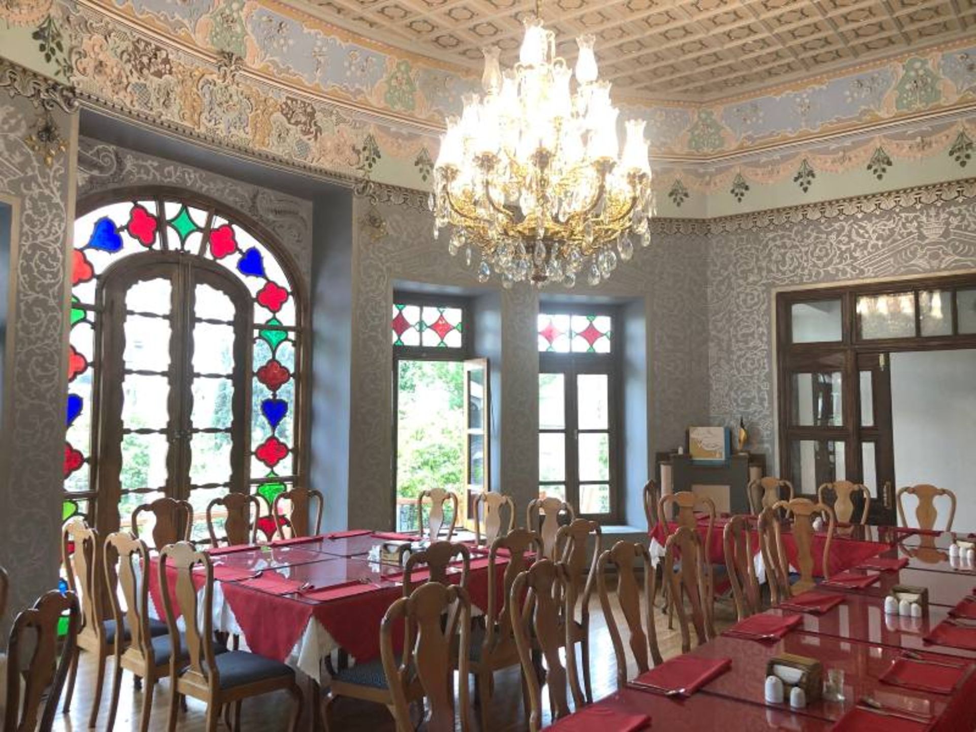 میز و صندلی در سالن کافه رستوران باغ عمارت شاپوری شیراز