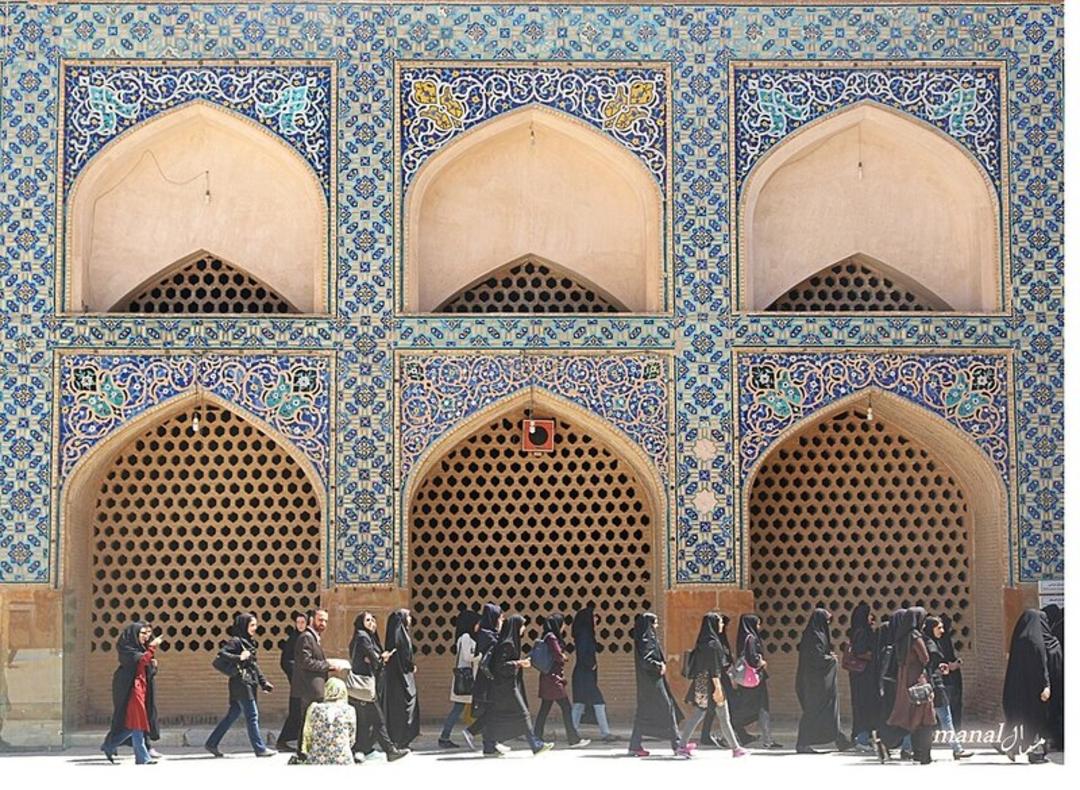 زنان در حال رد شدن از جلوی مسجد امیرچخماق یزد