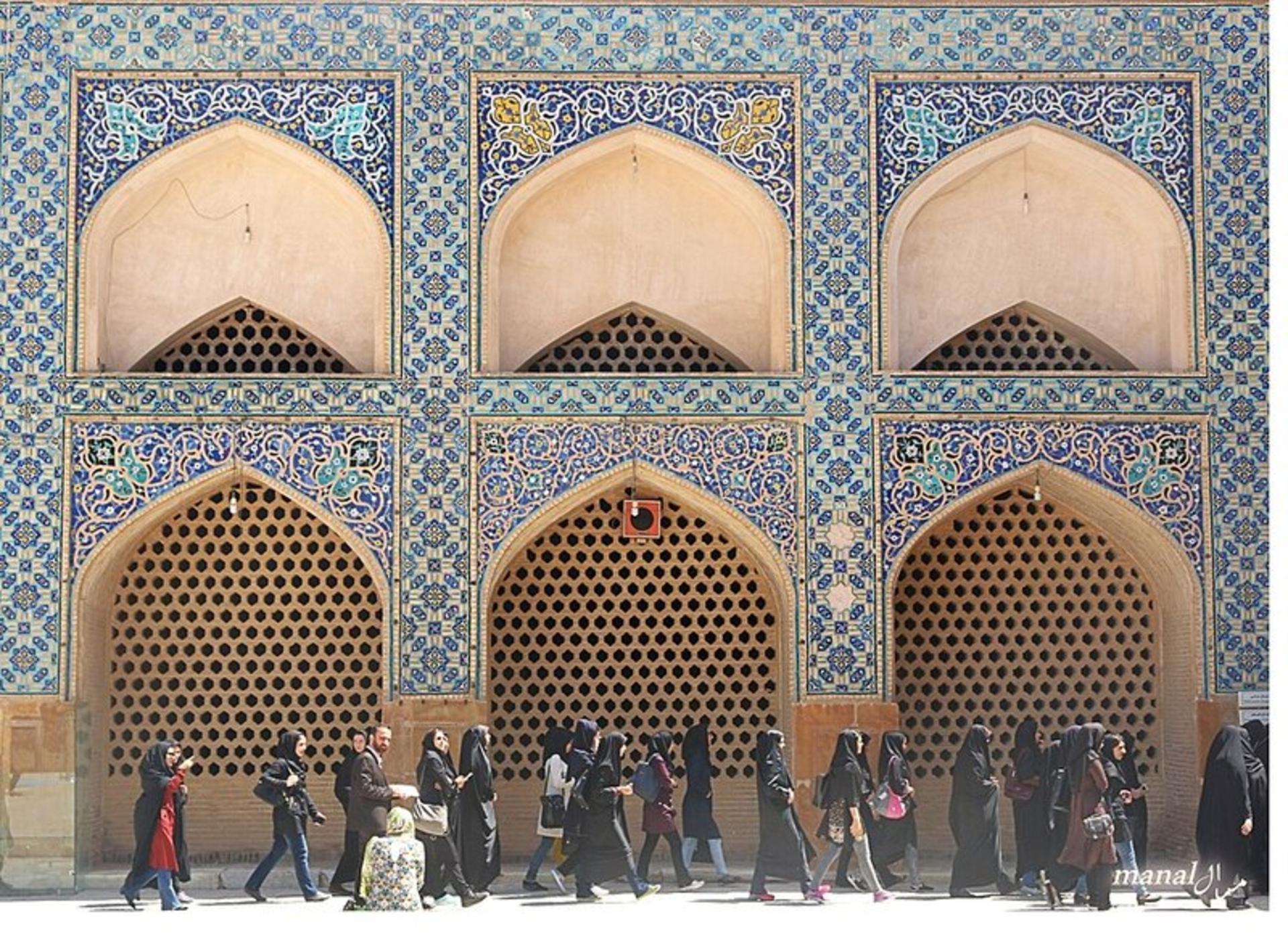 زنان در حال رد شدن از جلوی مسجد امیرچخماق یزد