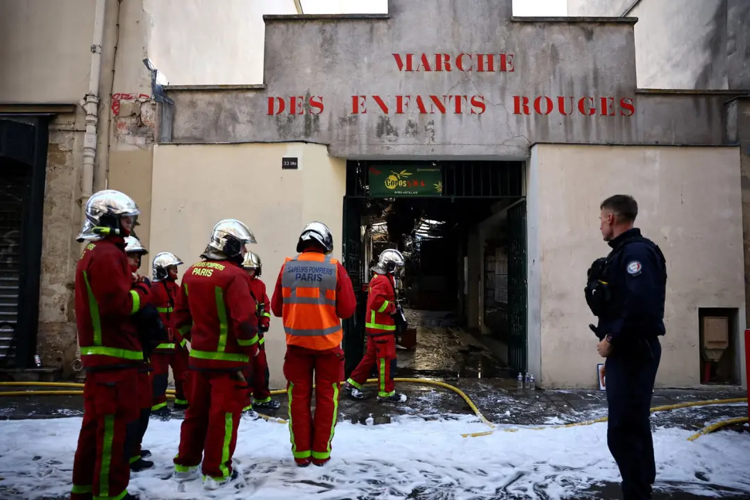 آتش‌نشانان (Pompiers) در مقابل ورودی بازار تاریخی کودکان سرخ (Marché des Enfants Rouges) در پاریس