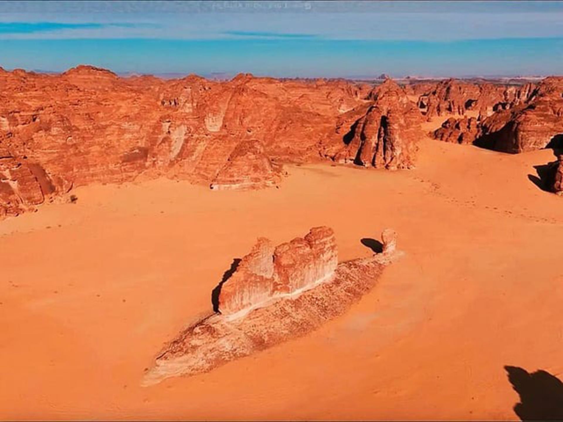 سازه طبیعی صخره ماهی در میان بیابان عربستان