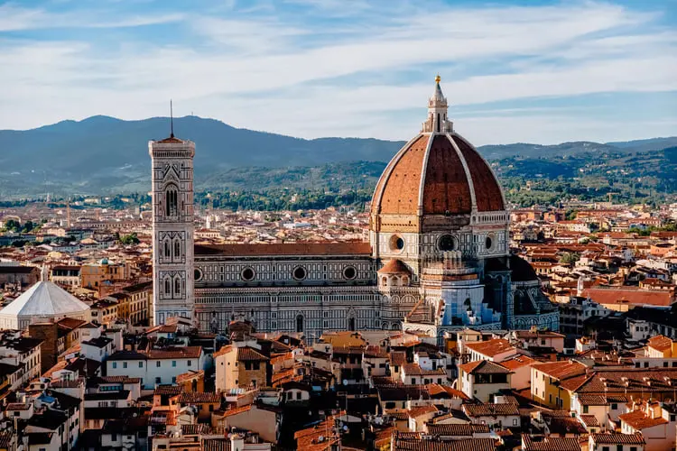 کلیسای جامع فلورانس (Cattedrale di Santa Maria del Fiore) با گنبد آجری بزرگ در میان ساختمان‌های قدیمی
