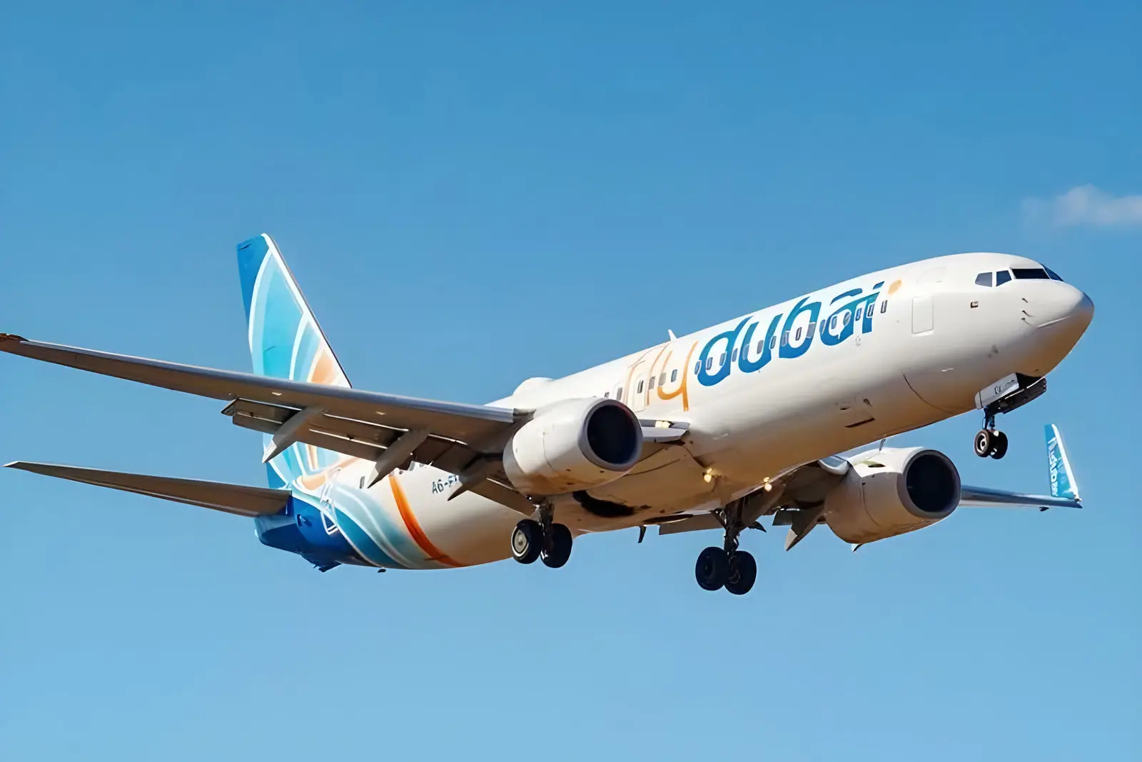 هواپیمای فلای دبی (flydubai) در حال پرواز در آسمان آبی