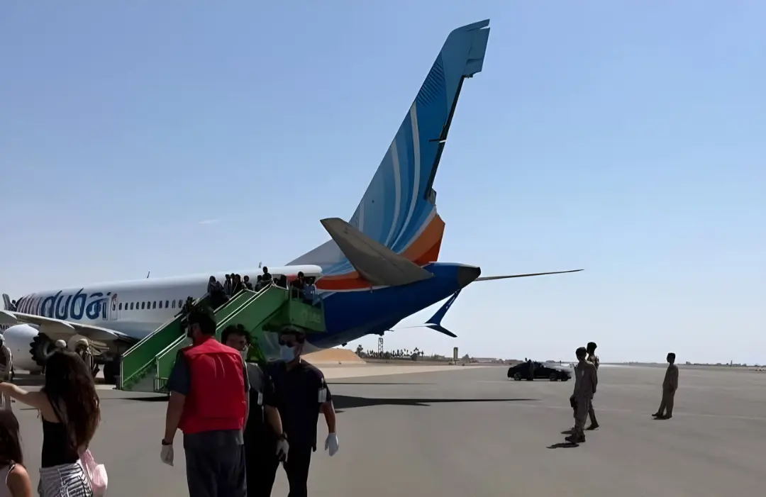 هواپیمای فلای‌دبی (flydubai) در باند فرودگاه پس از فرود اضطراری