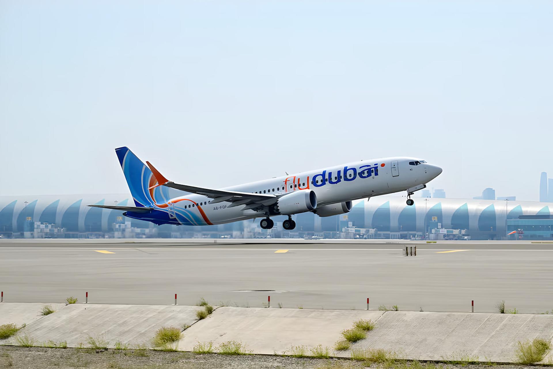 هواپیمای فلای‌دی (flydubai) در حال بلند شدن از باند فرودگاه