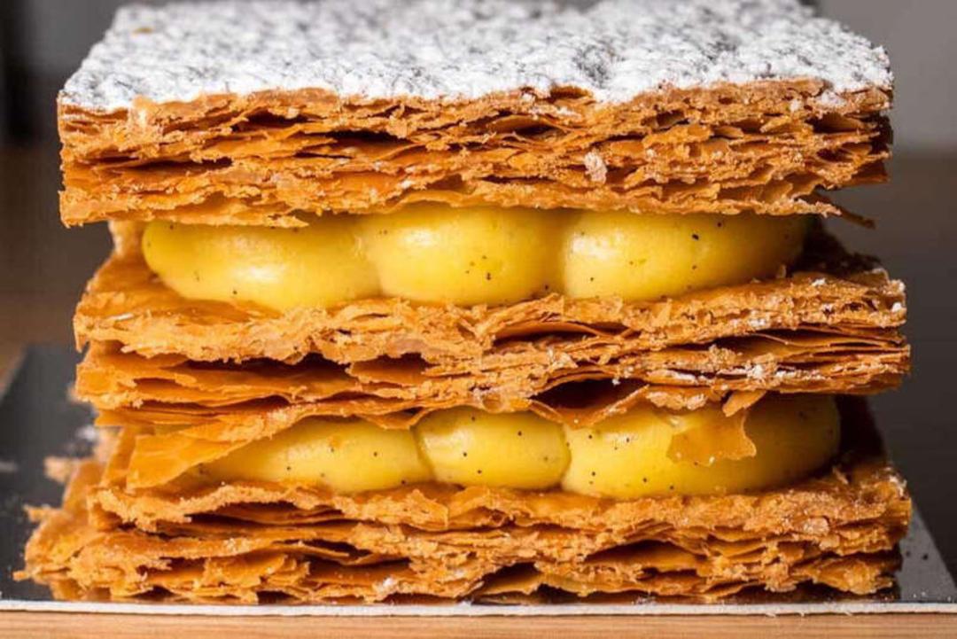 میلفوی (Mille-feuille) با لایه‌های خمیر پفکی و کرم پاتیسری زرد رنگ